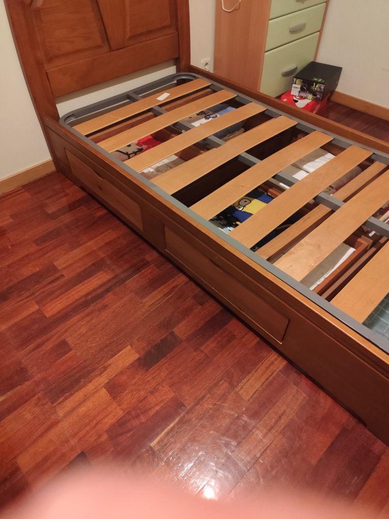 Cama de solteiro em madeira