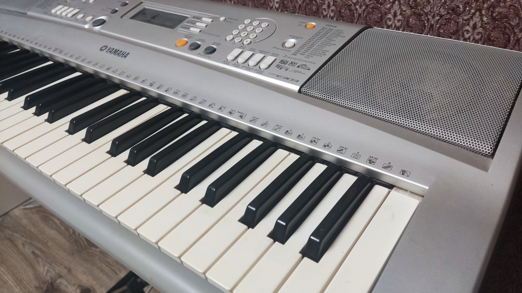 Синтезатор YAMAHA PSR E-303