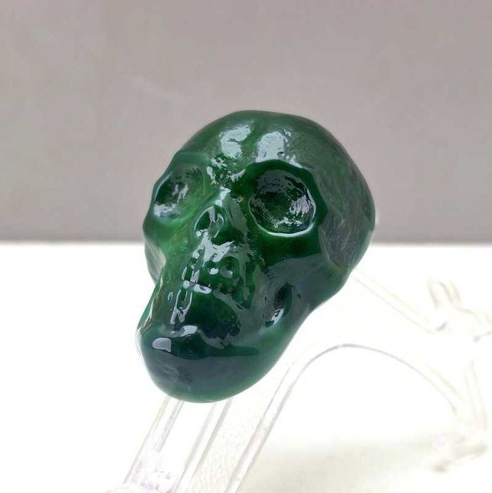 Czaszka ze szkła malachitowego upamiętniająca ofiary II WŚ  1945