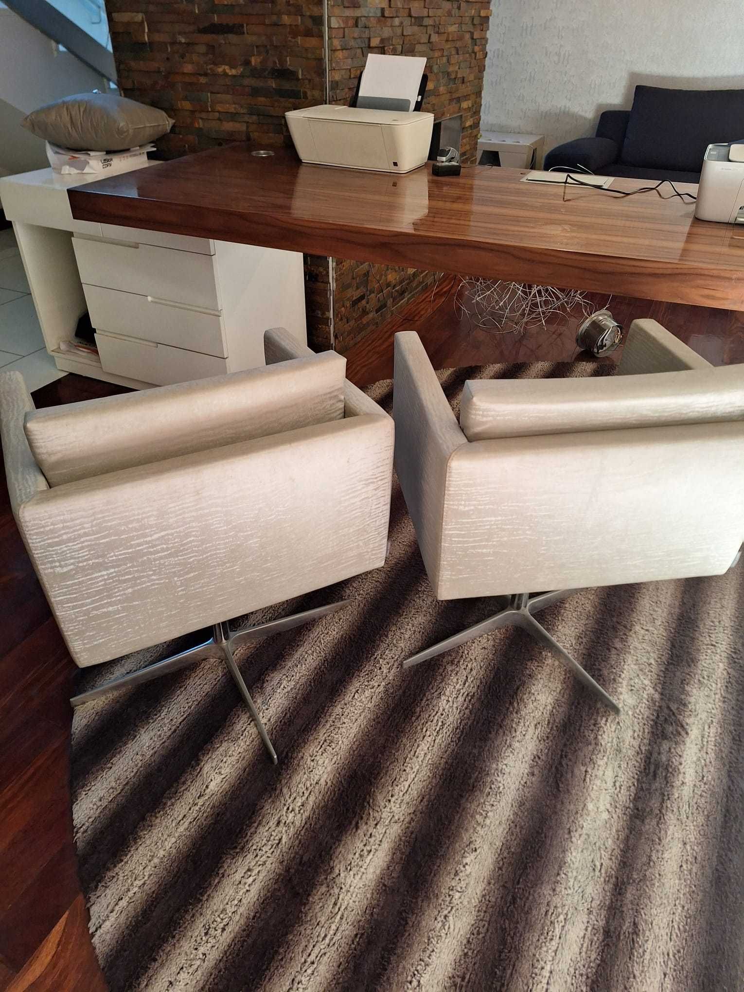 Conjunto de 2 cadeiras, secretaria, e tapete de escritorio