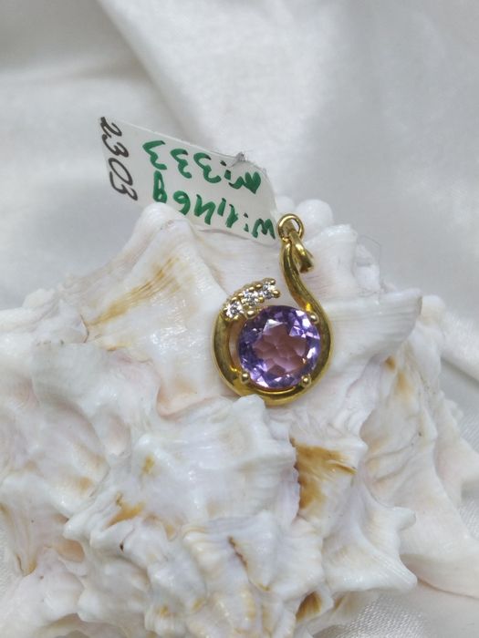 Złoty wisiorek z fioletowym oczkiem złoto 333