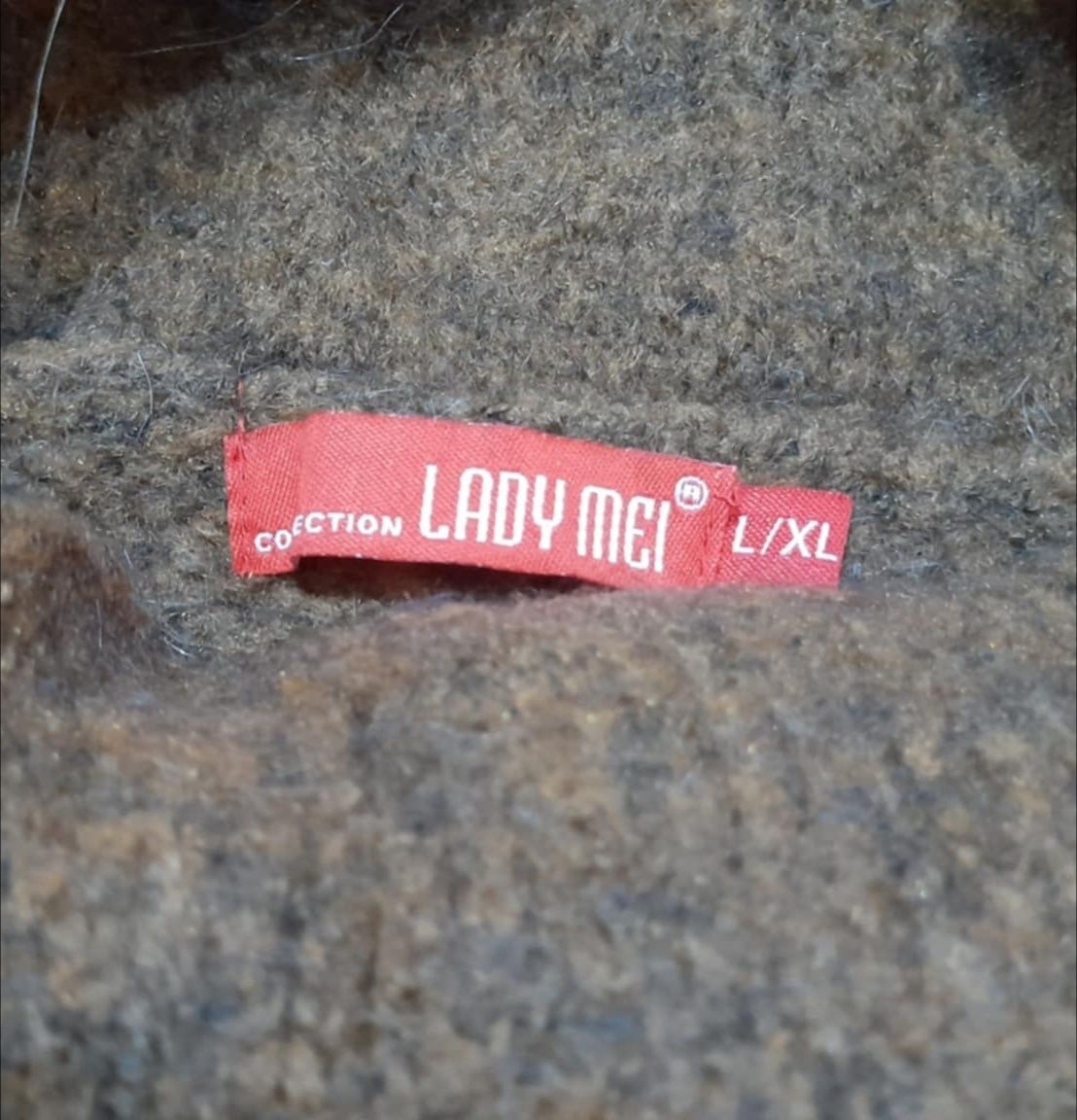 Brązowy sweter damski