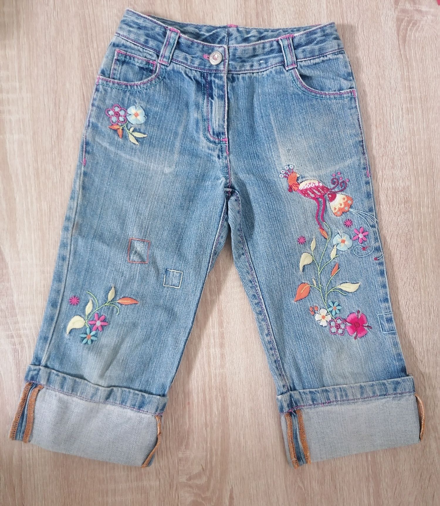 Zestaw rybaczki jeans bermudy Next 122 haft kwiaty, paw + klapki r. 27