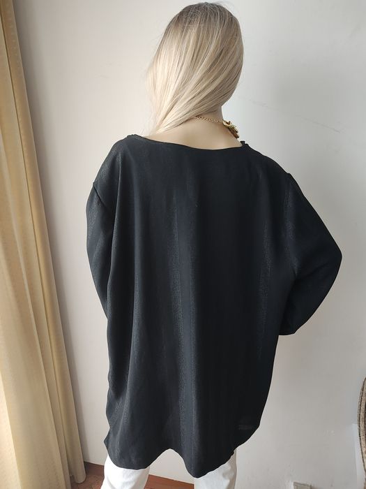 Czarna elegancka tunika oversize z ozdobnym dekoltem i guzikami