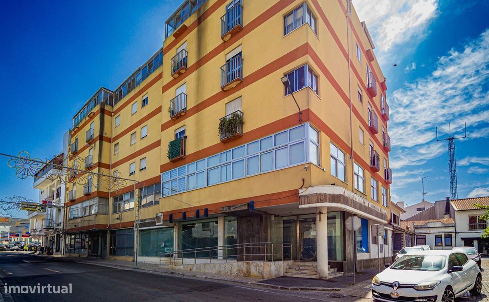 Loja com cave e com três montras no Centro de Vagos