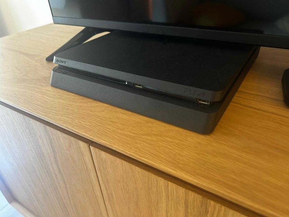 PS4 Slim 500gb + 2 comandos + 2 jogos
