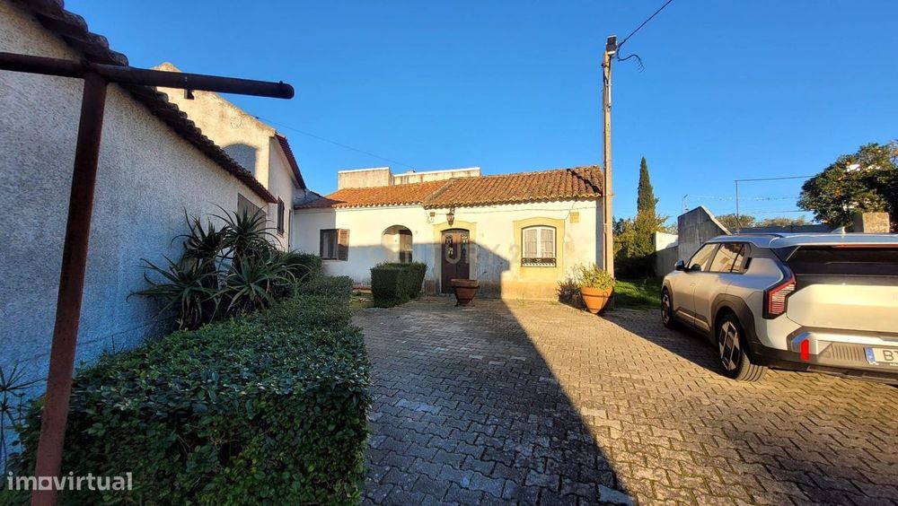 Encantadora Moradia com Piscina em Localização Privilegiada