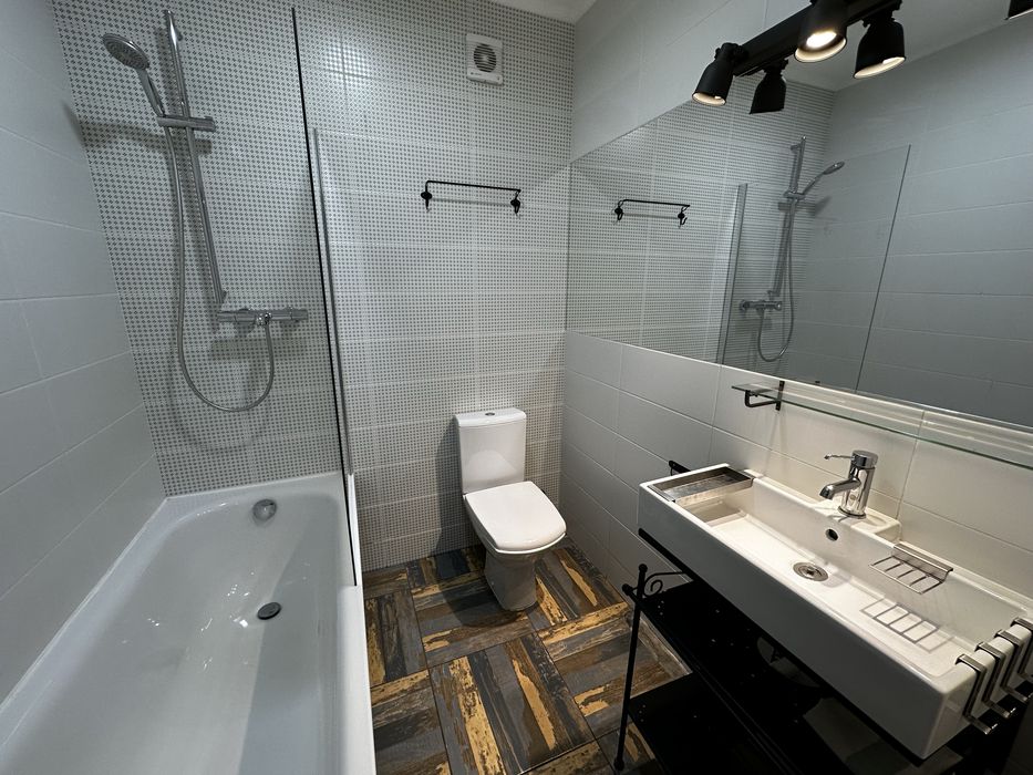 Продається простора 2-кімнатна квартира з коморою біля центру міста!