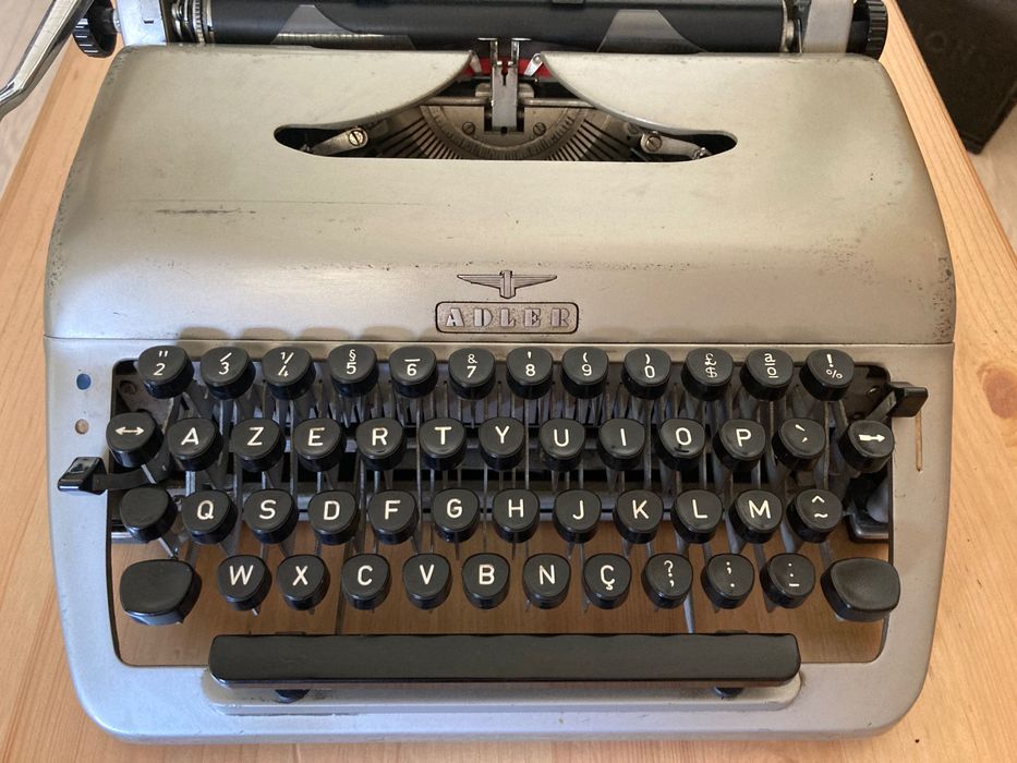 Máquina de Escrever ***
Marca Adler