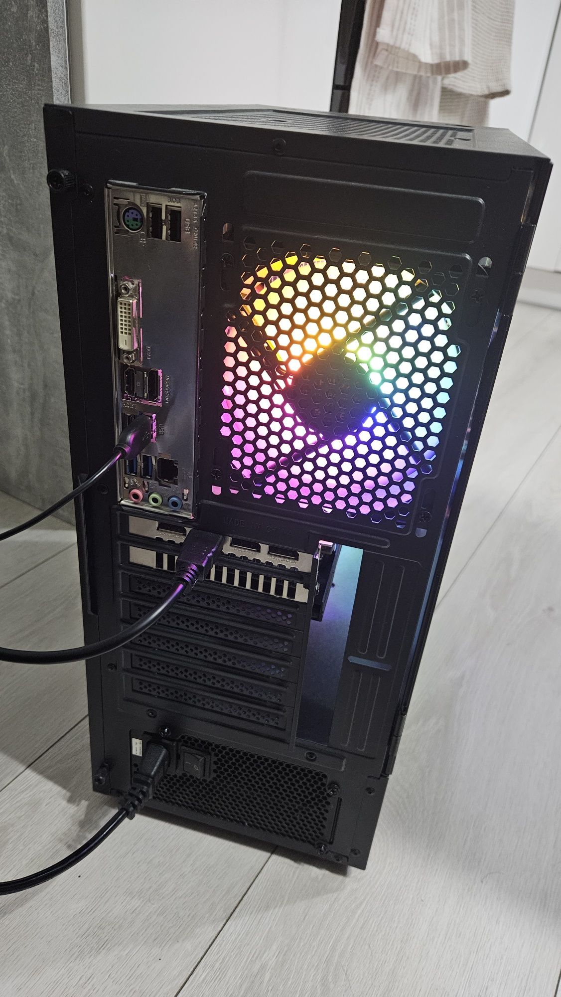 Komputer i3 10100f rx 5600xt 16gb ram