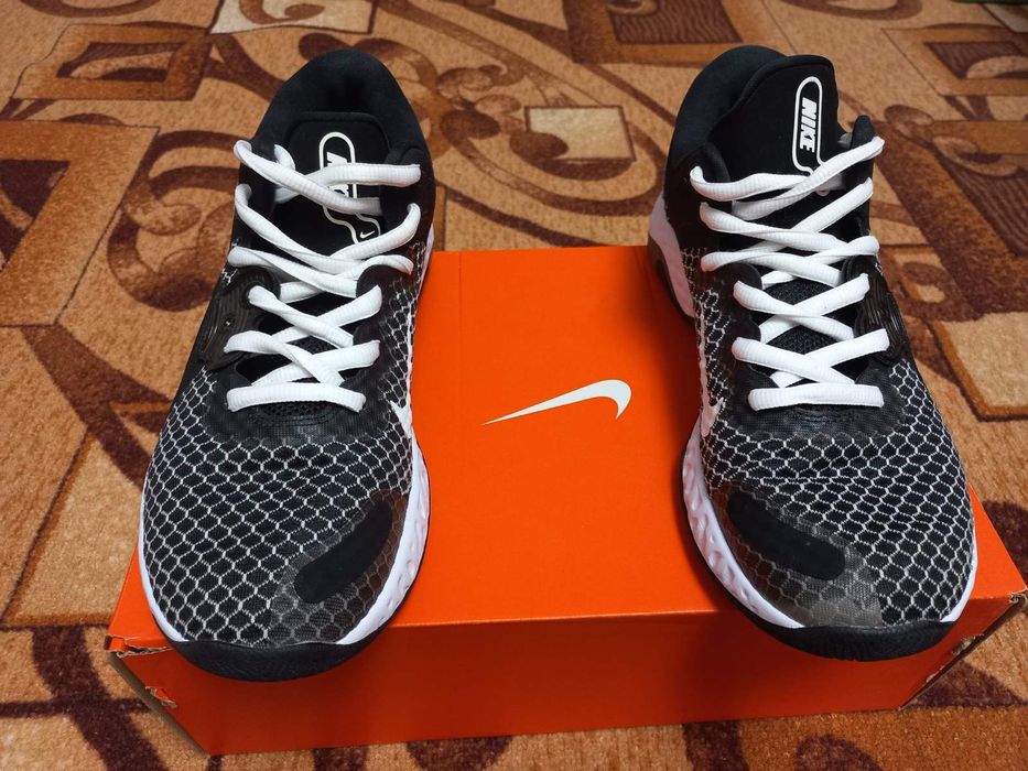 Nike Чорно-білі чоловічі кросівки Renew Elevate 2 антрацитового кольор