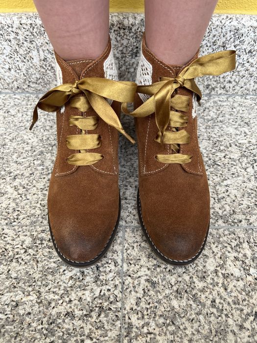 Bota de cano médio em camurça com detalhe em renda