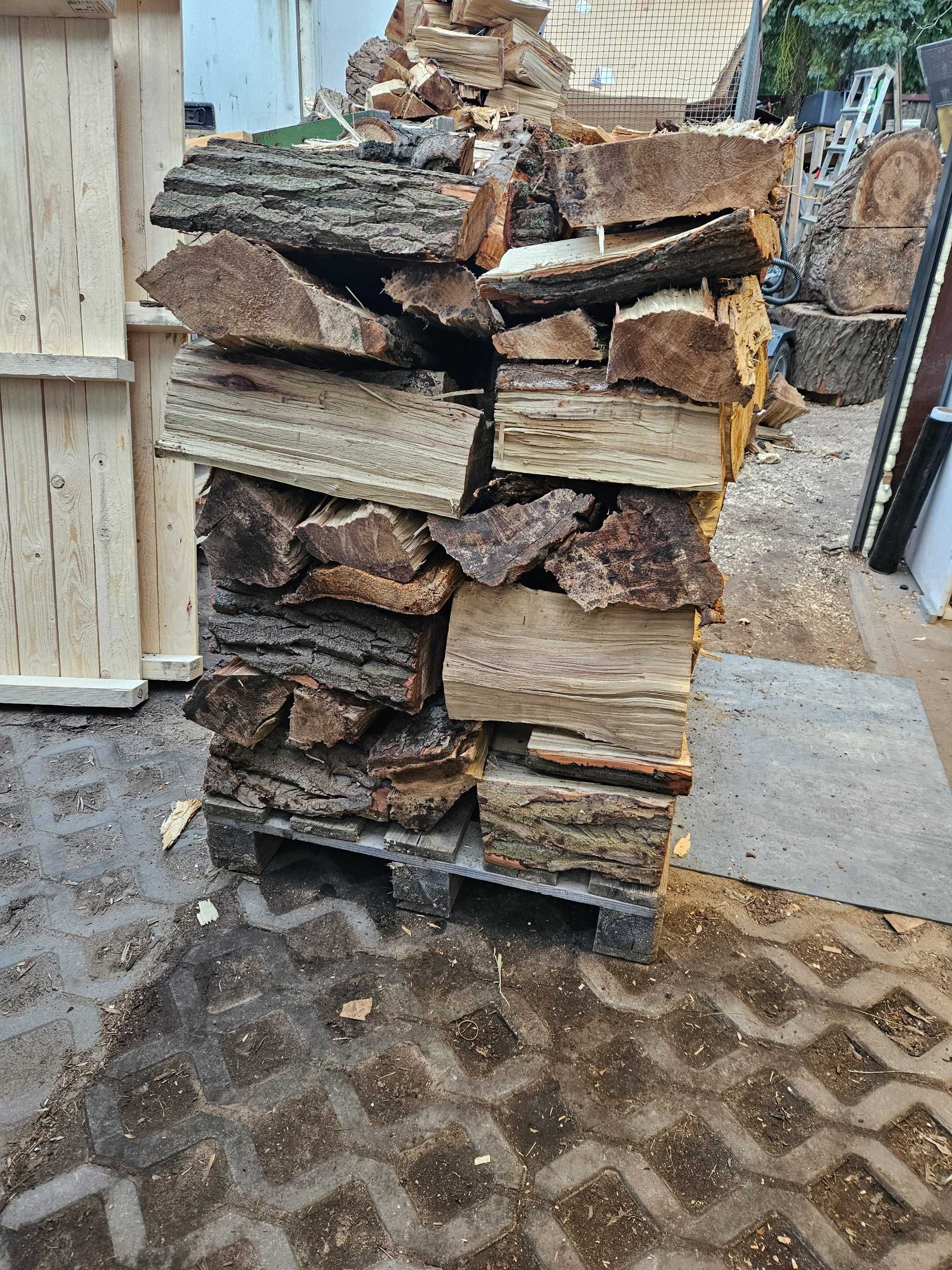 Drewno kominkowe opałowe pocięte połupane ułożone na palecie SUCHE