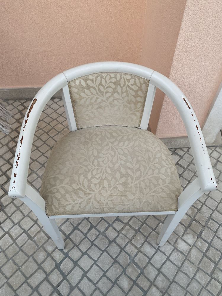 Cadeirao branco com almoda assento