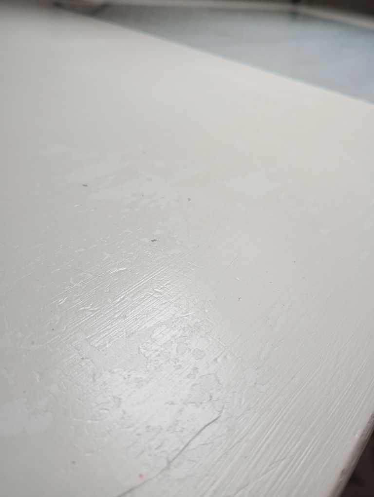Białe biurko z sosny
