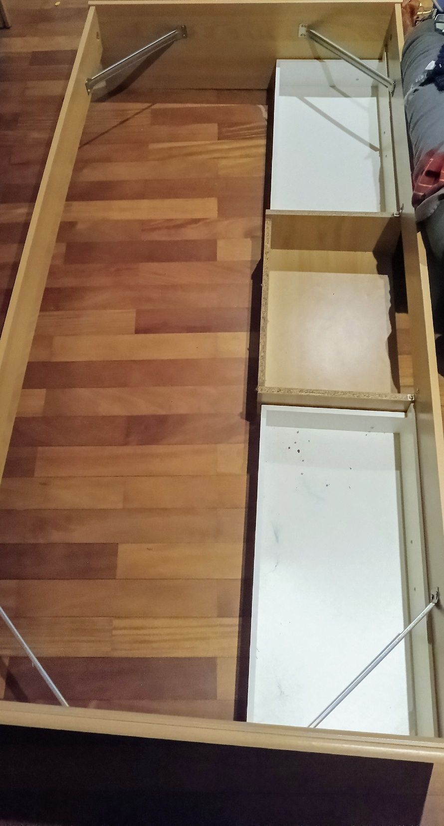 Cama solteiro com estrado, gavetas e colchão.