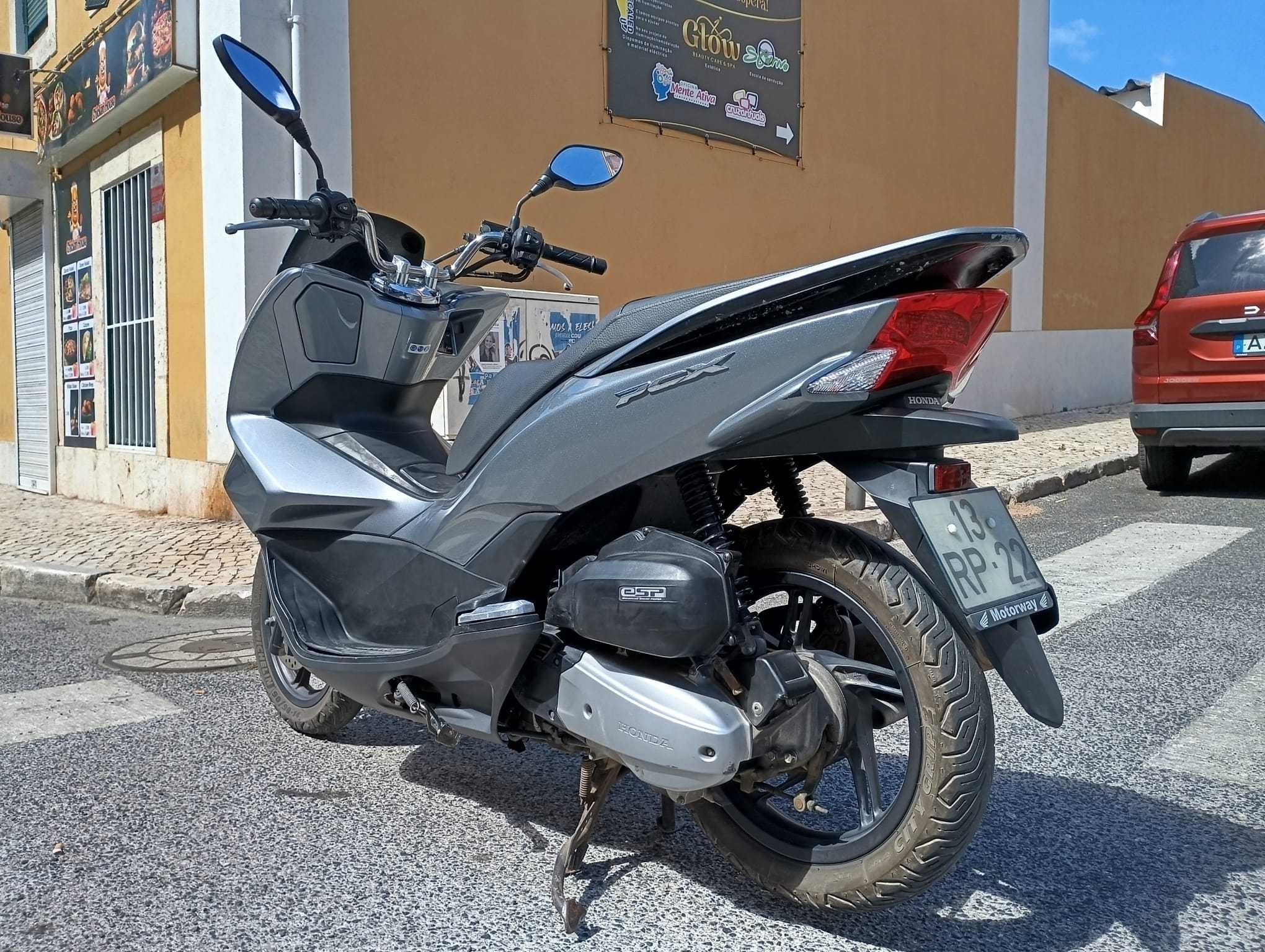 Honda PCX 125 de 2016, com 85.000 km em excelente estado.