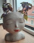 Doniczka ceramiczna, twarz kobieca