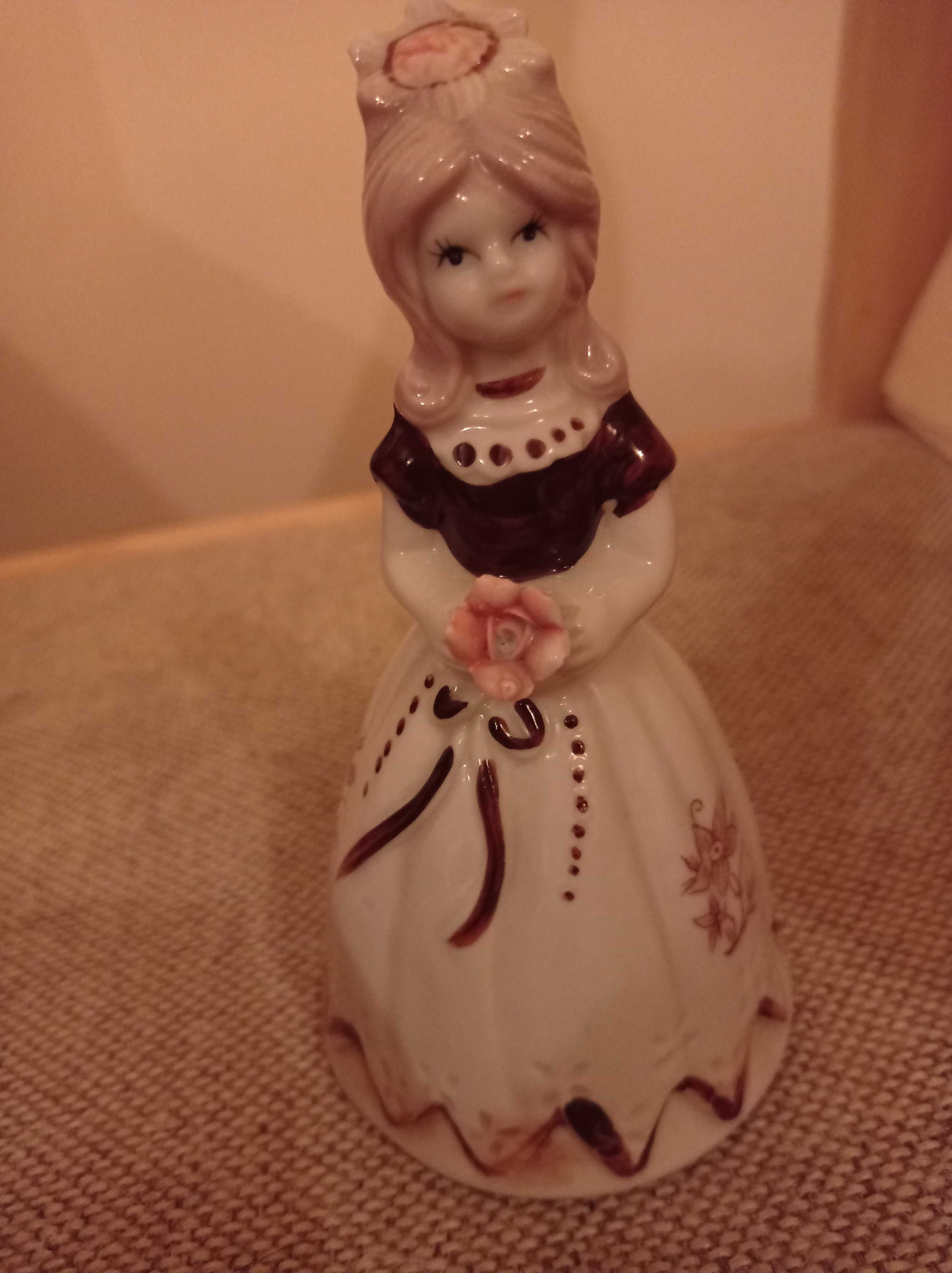 Porcelanowa figurka dziewczynka z kwiatem Dzwonek