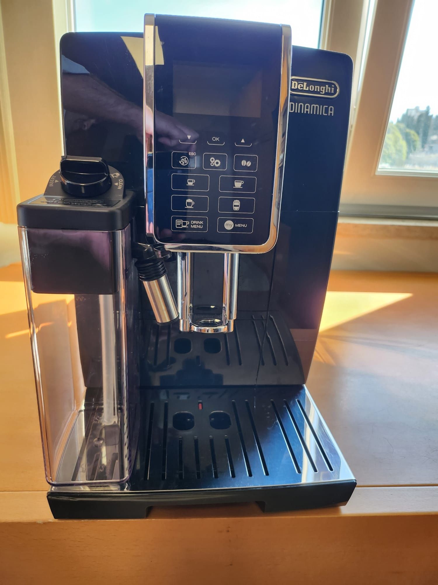 Máquina de Café Premium DELONGHI Dinamica ECAM350.55.B