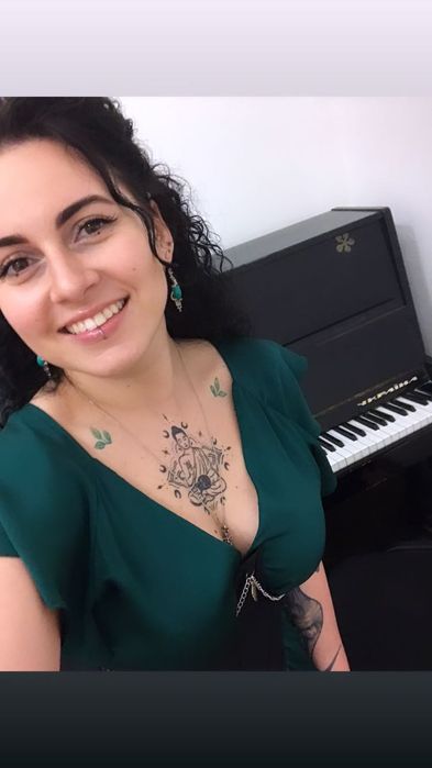 Викладач вокалу та фортепіано