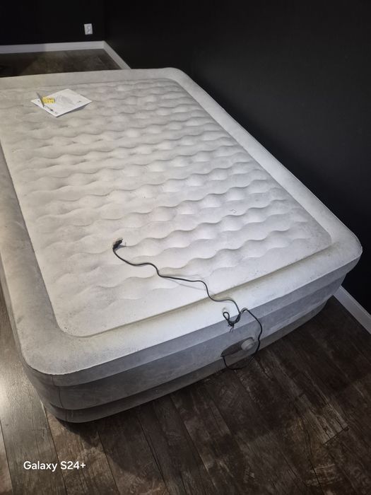 Materac  dmuchany z wbudowana pompką