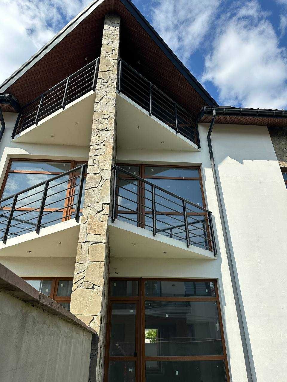 Продаж ЗДАНОГО дуплекса з Гаражем неподалік центру 2.5сот землі.