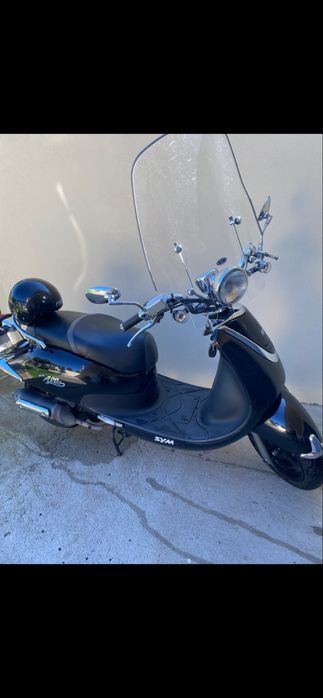 Vedo moto 125 como nova e bem estimada