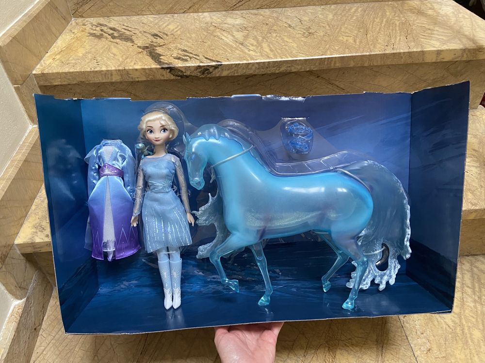 Zestaw Disney Store Lalka Elsa koń Nokk kameleon Bruni Kraina Lodu