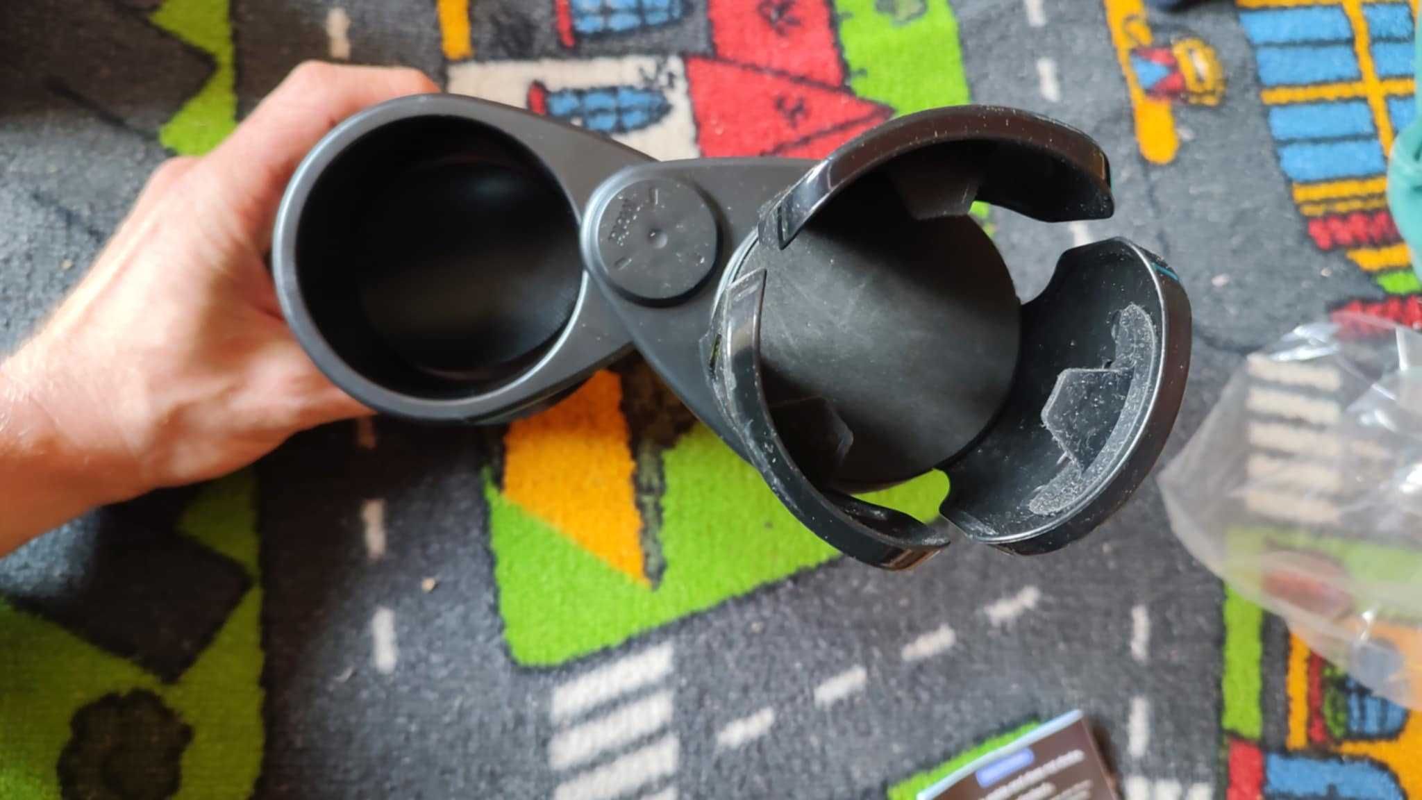 Samochodowy adapter do uchwytu na napoje, montowany w pojeździe