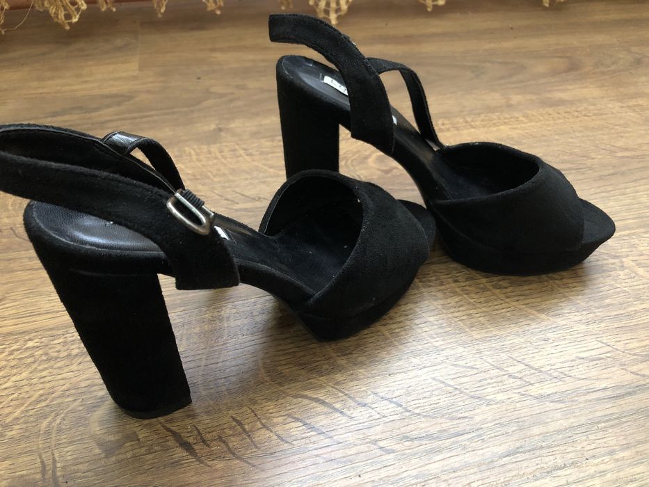Босоножки замшевые на каблуке 36р
