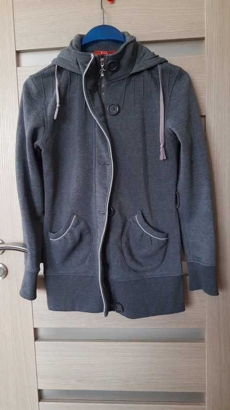 Bluza M,ale pasuje tez na L i XL.
