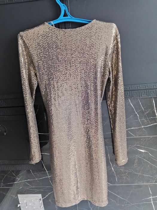 Стильне золотисте плаття.
