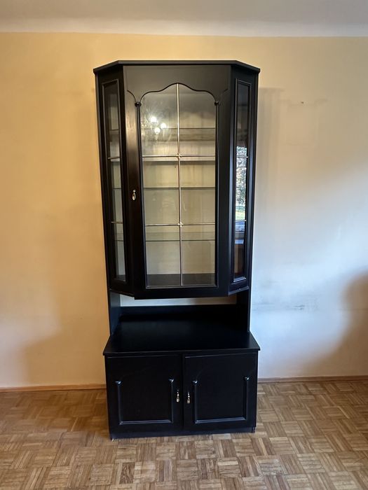 Witryna czarna, z przeszklonymi drzwiami