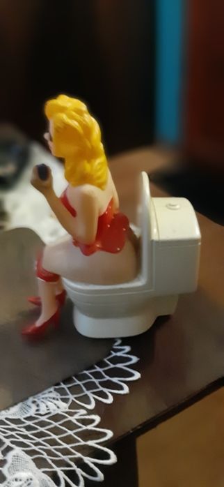 Lalka na kiblu na baterie