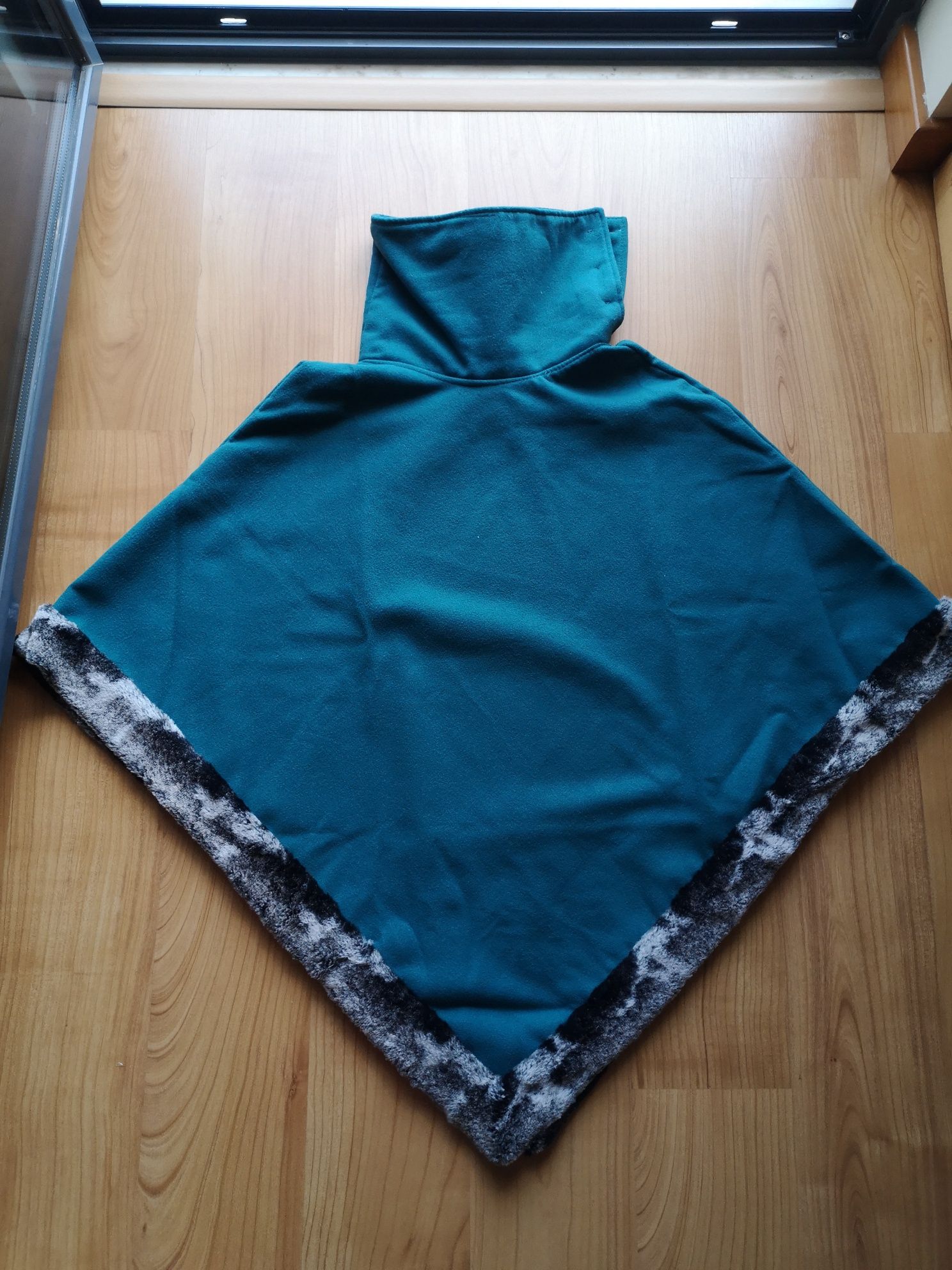 Poncho azul turquesa, com pêlo, como novo