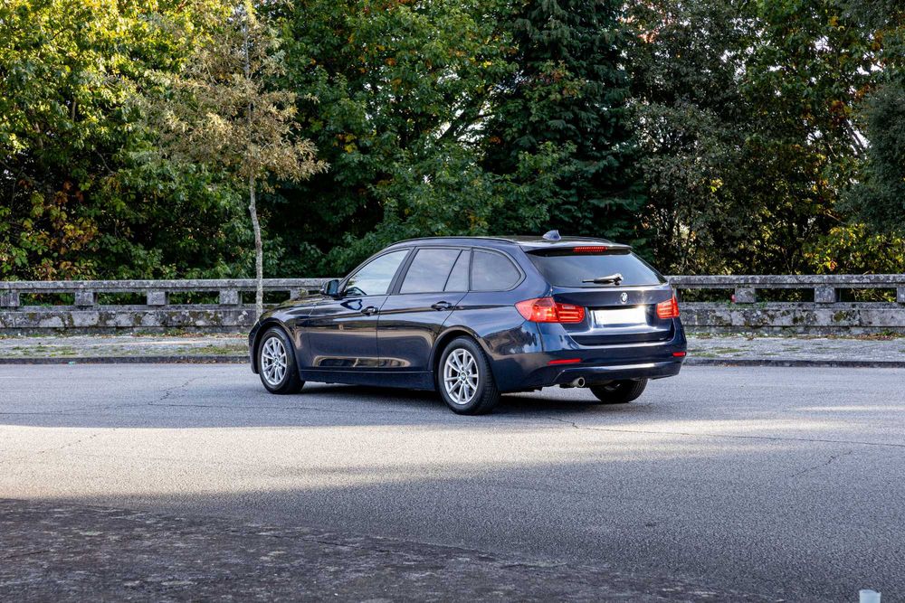 BMW 318d Luxury Bancos em Pele, Farois Xenon, GPS, Gancho reboque …