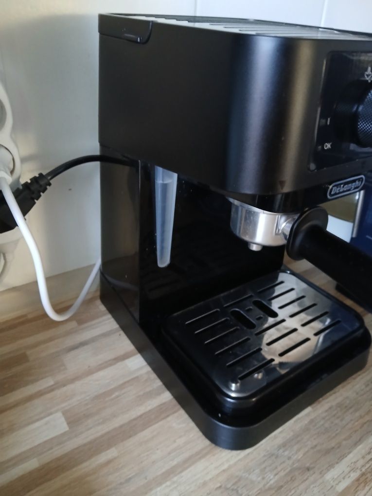 Ekspres ciśnieniowy kolbowy De Longhi EC235.BK