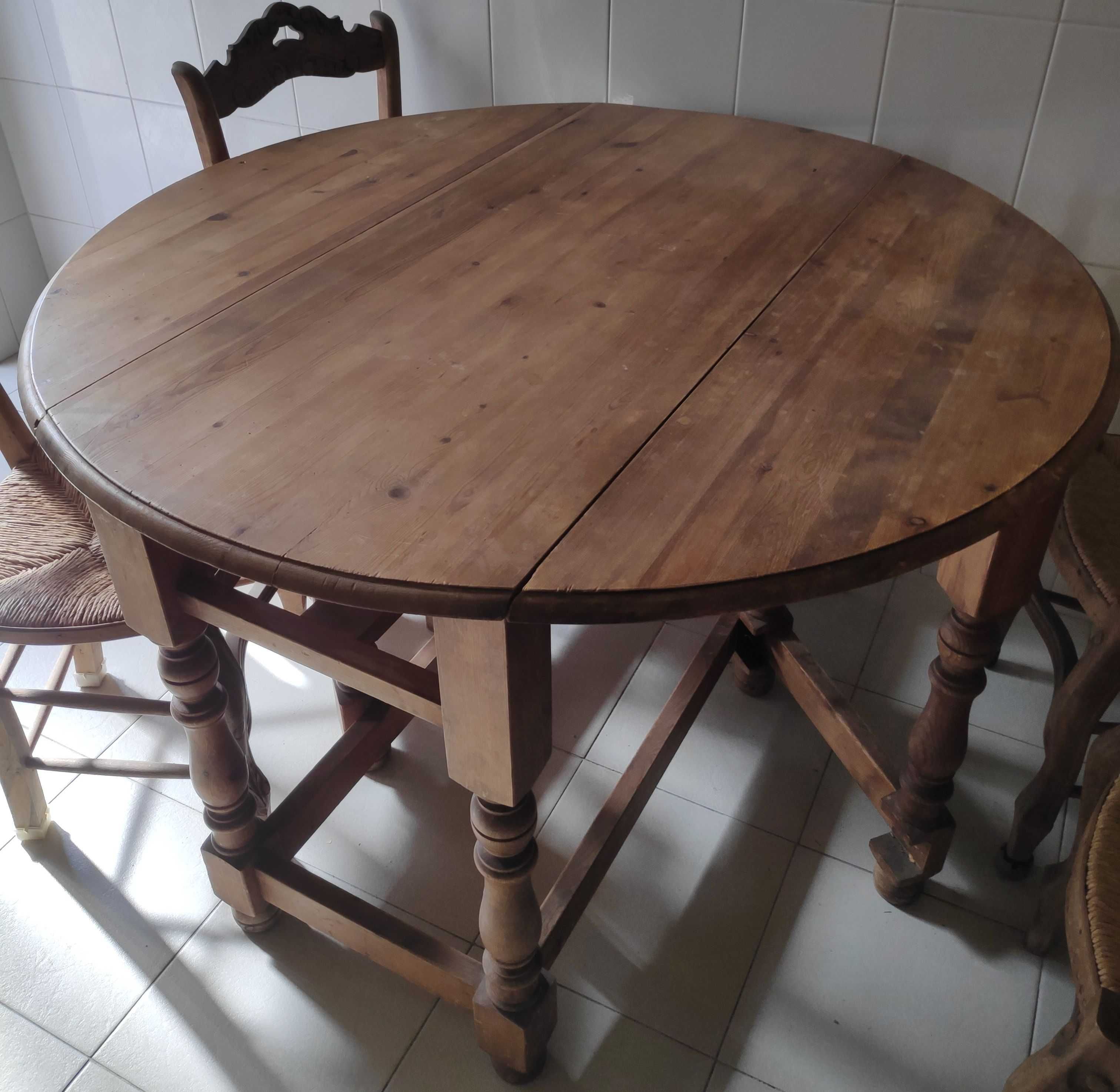 Mesa de cozinha, com tampo rebatível, 4 cadeiras e móvel de parede