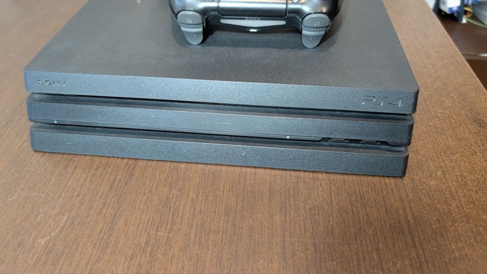 PS4 Pro, 1TB stan: Bardzo Dobry