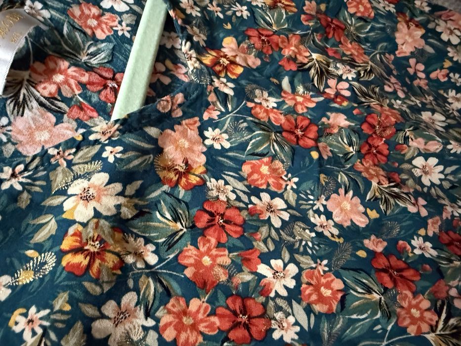 Długa sukienka w kwiaty wzorzysta błyszcząca na imprezę do pracy