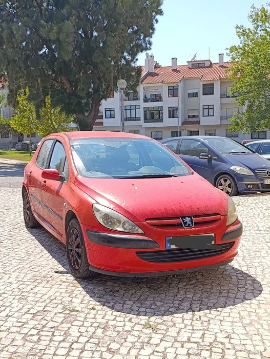 Peugeot 307 de cor vermelha 1.4 HDI