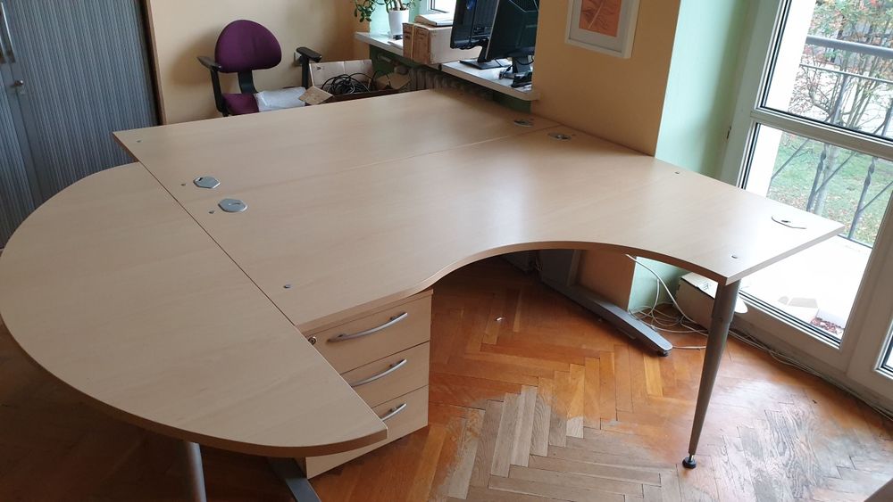 Meble biurowe: 2 duże biurka+ dostawka+ 2 kontenery. Buk- Pulsar.