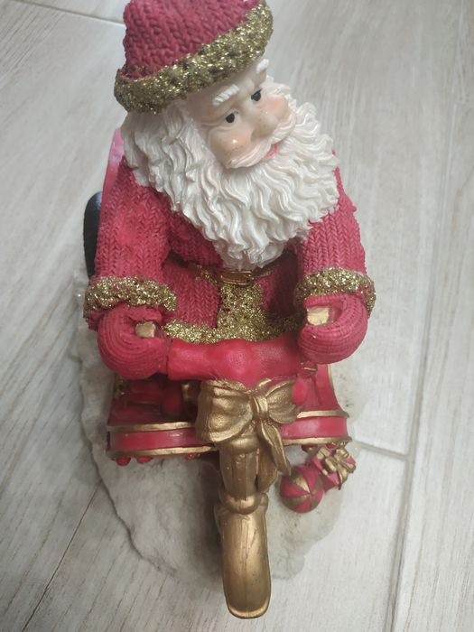 Декоративная статуэтка Деда Мороза на авто
