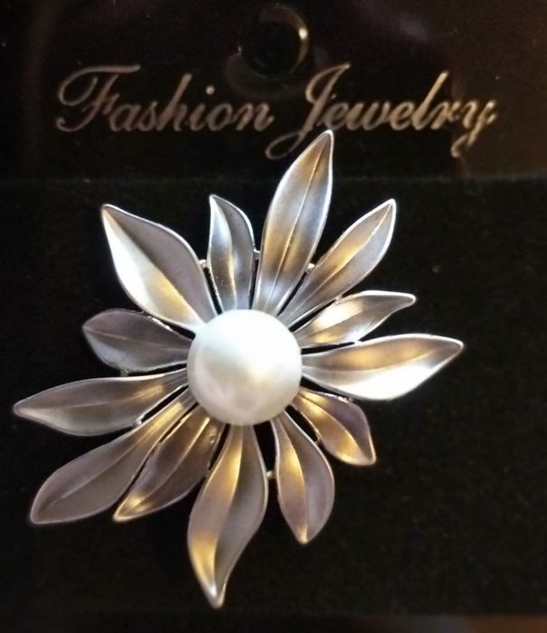 Брошка металева, жовтий/ білий метал, стрази/штучна перлина, нові.