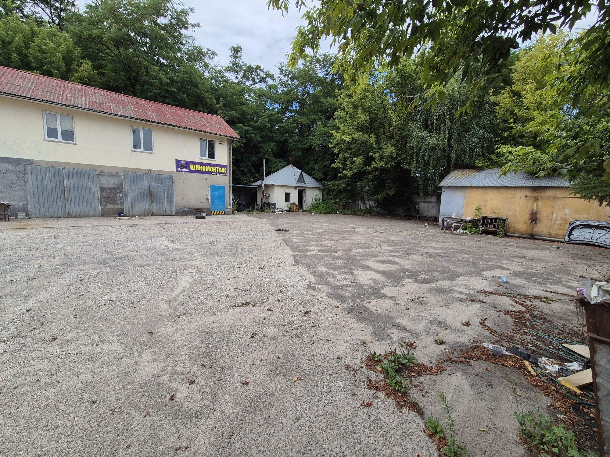 Здається в оренду приміщення з закритою територією