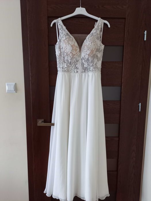 Suknia ślubna z rozporkiem