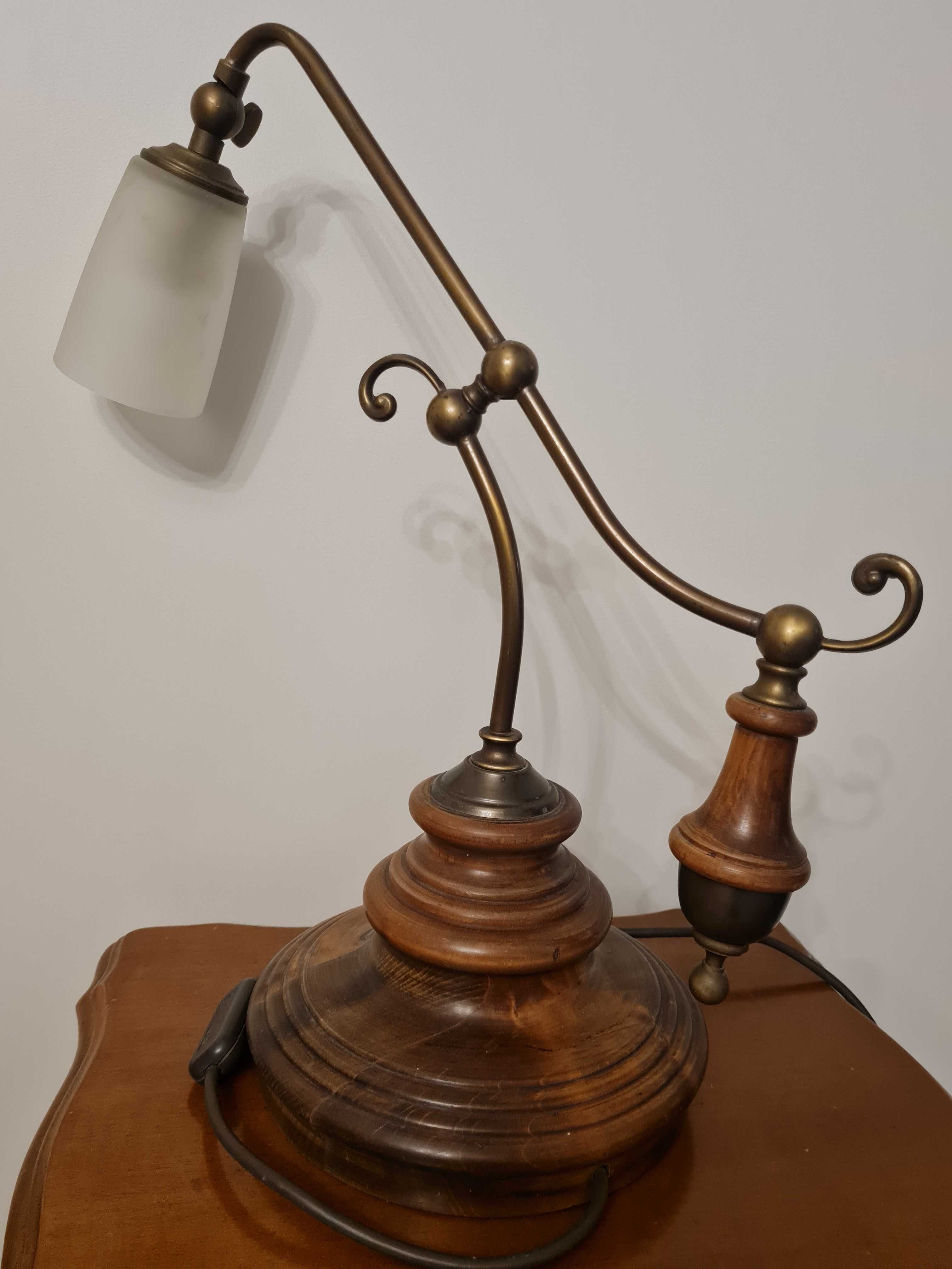 Stylowa lampka vintage z drewna i mosiądzu.