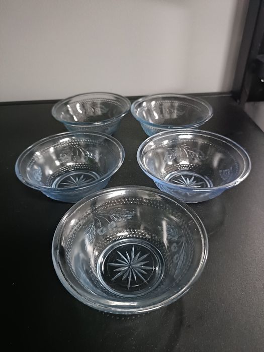 Szklane niebieskie miseczki