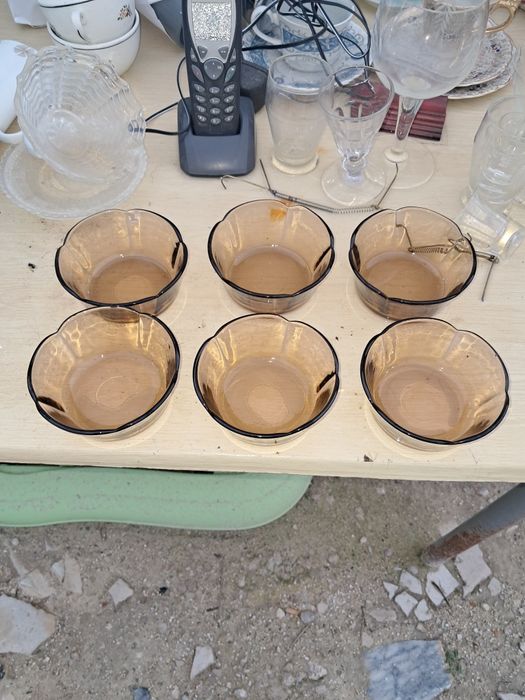 Seis tacas de sobremesa castanhas